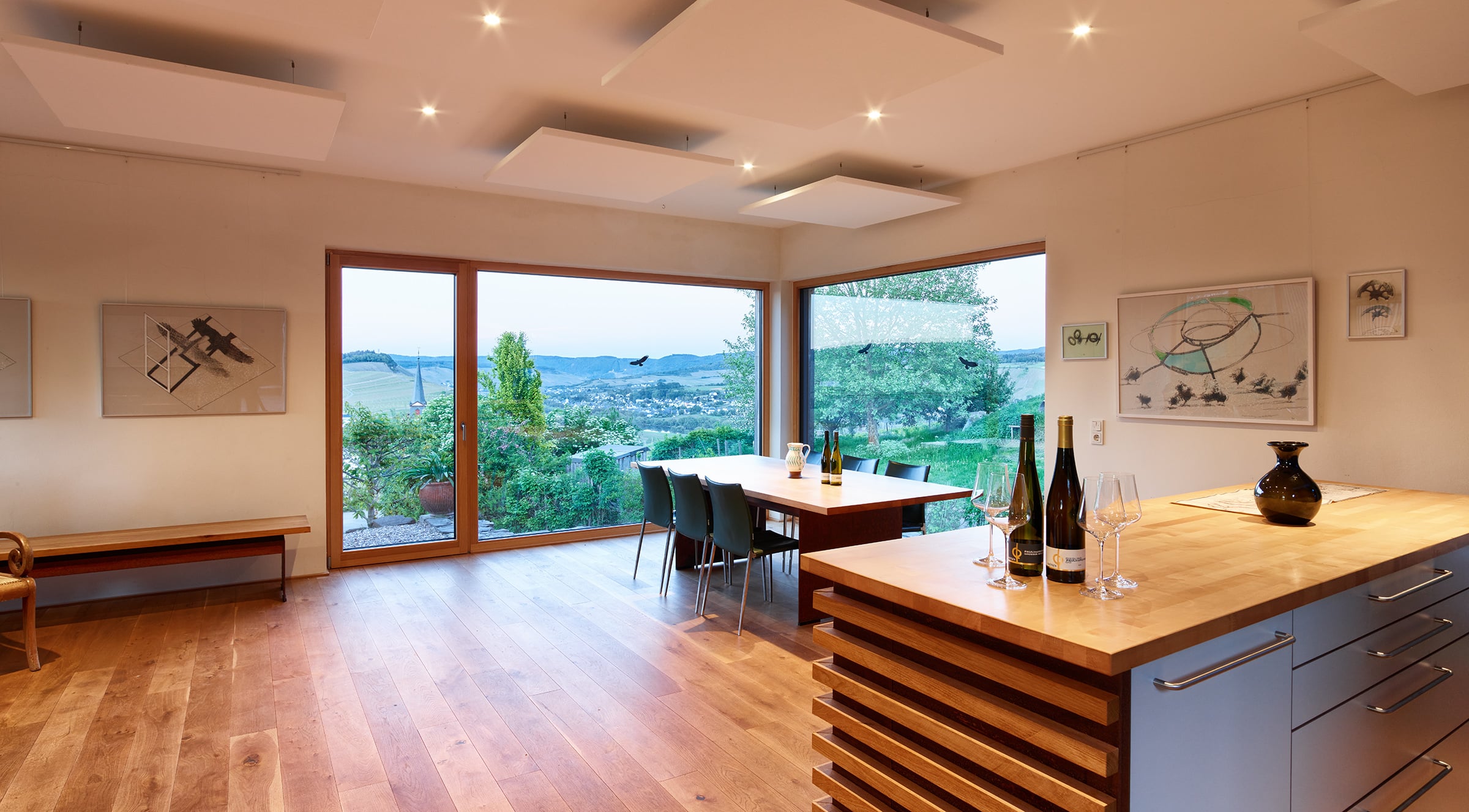 Weingut Bastgen Mosel – Tasting Room mit Panoramablick über die Weinberge