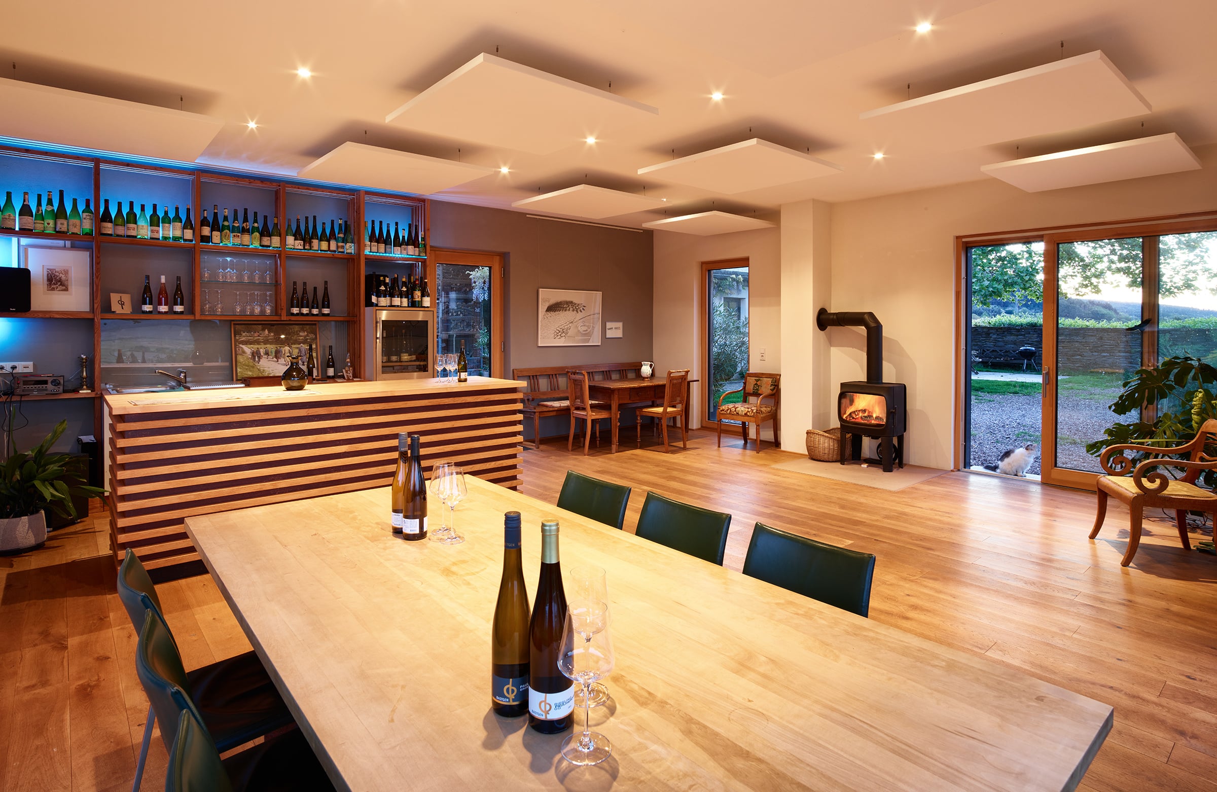Gemütlicher Verkostungsraum des Weinguts Bastgen mit Riesling-Weinen