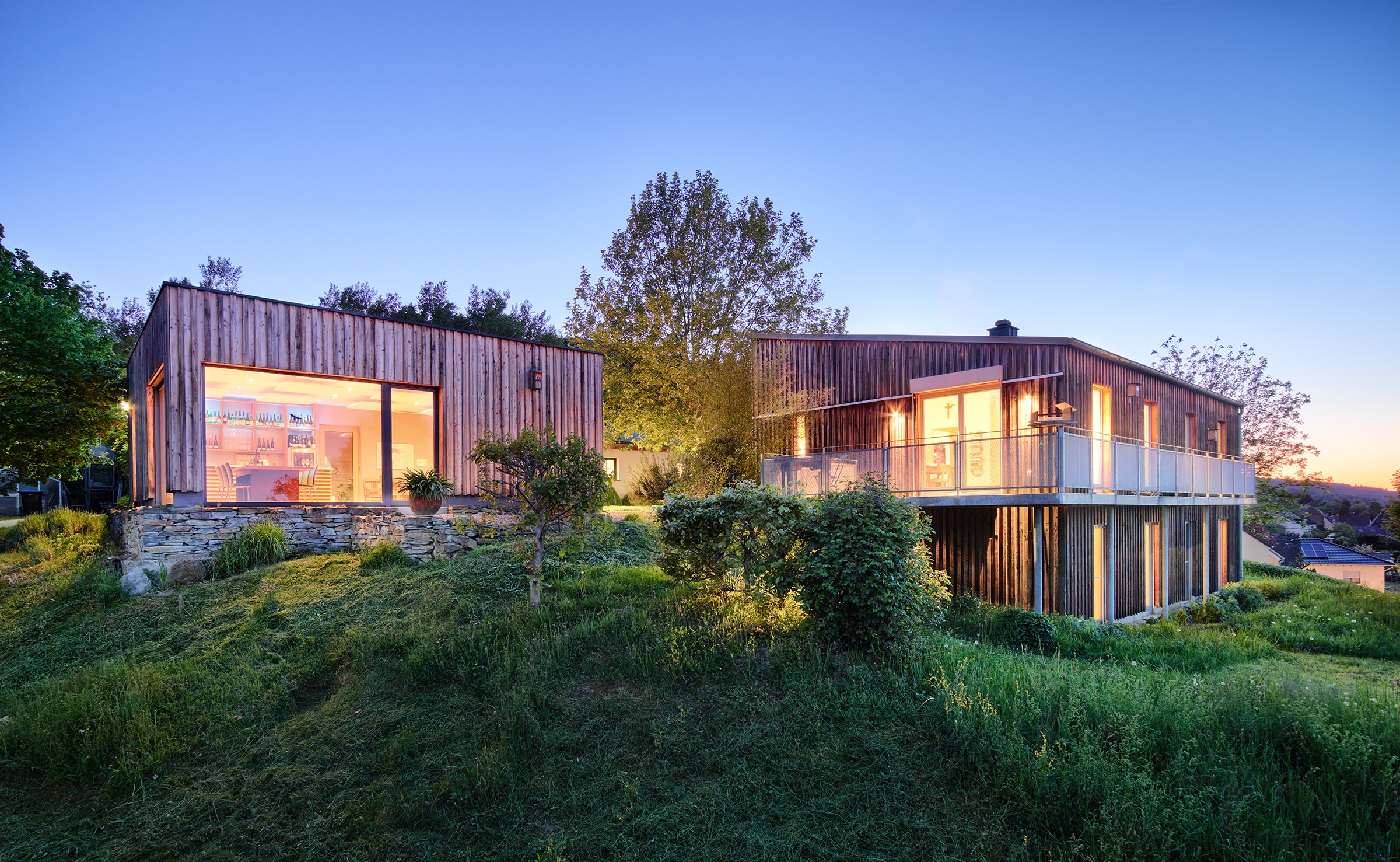 Weinprobe an der Mosel – moderner Raum mit Akustikelementen und Glasfront